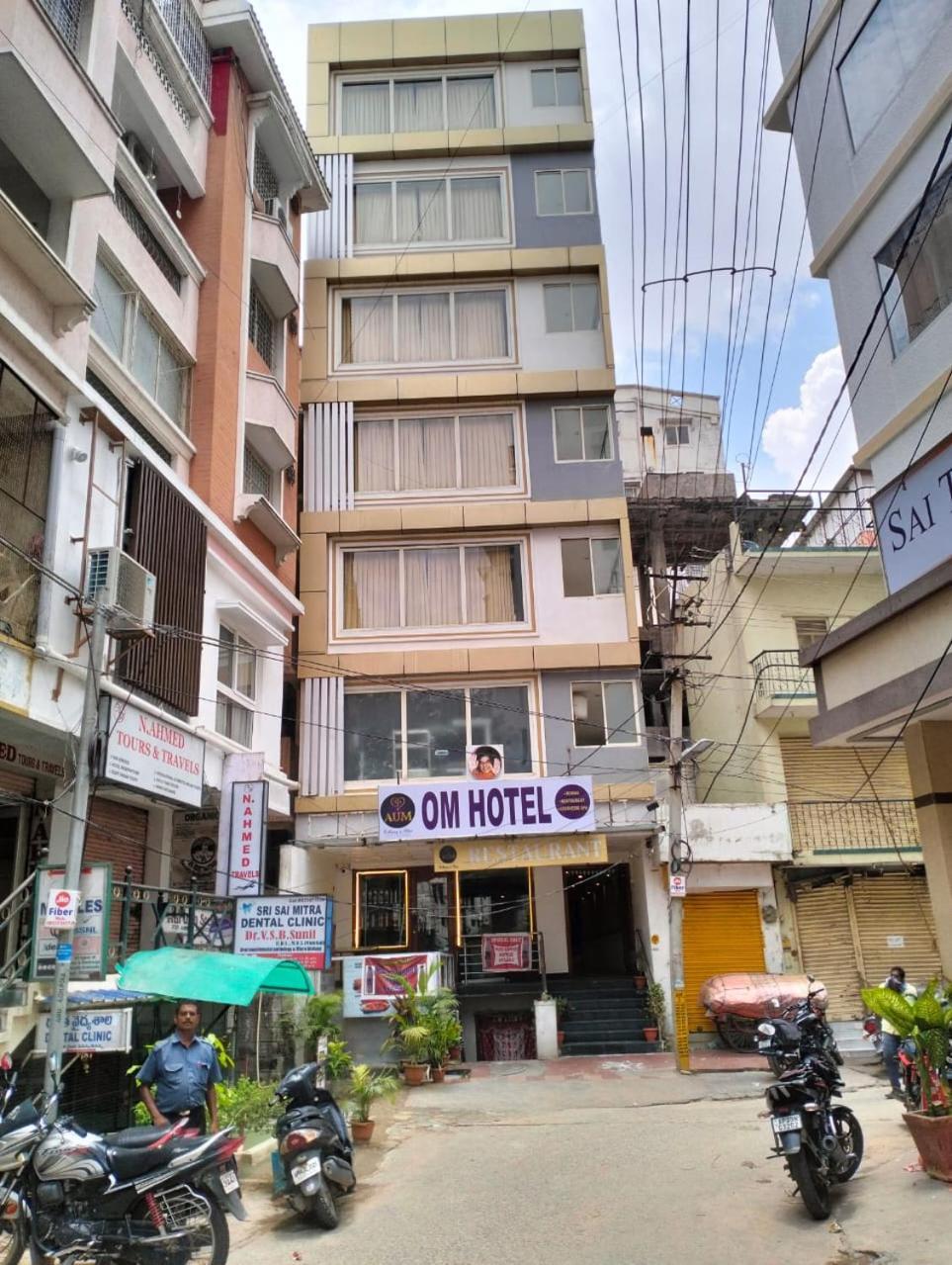 Aum Hotel Puttaparthi Exteriör bild