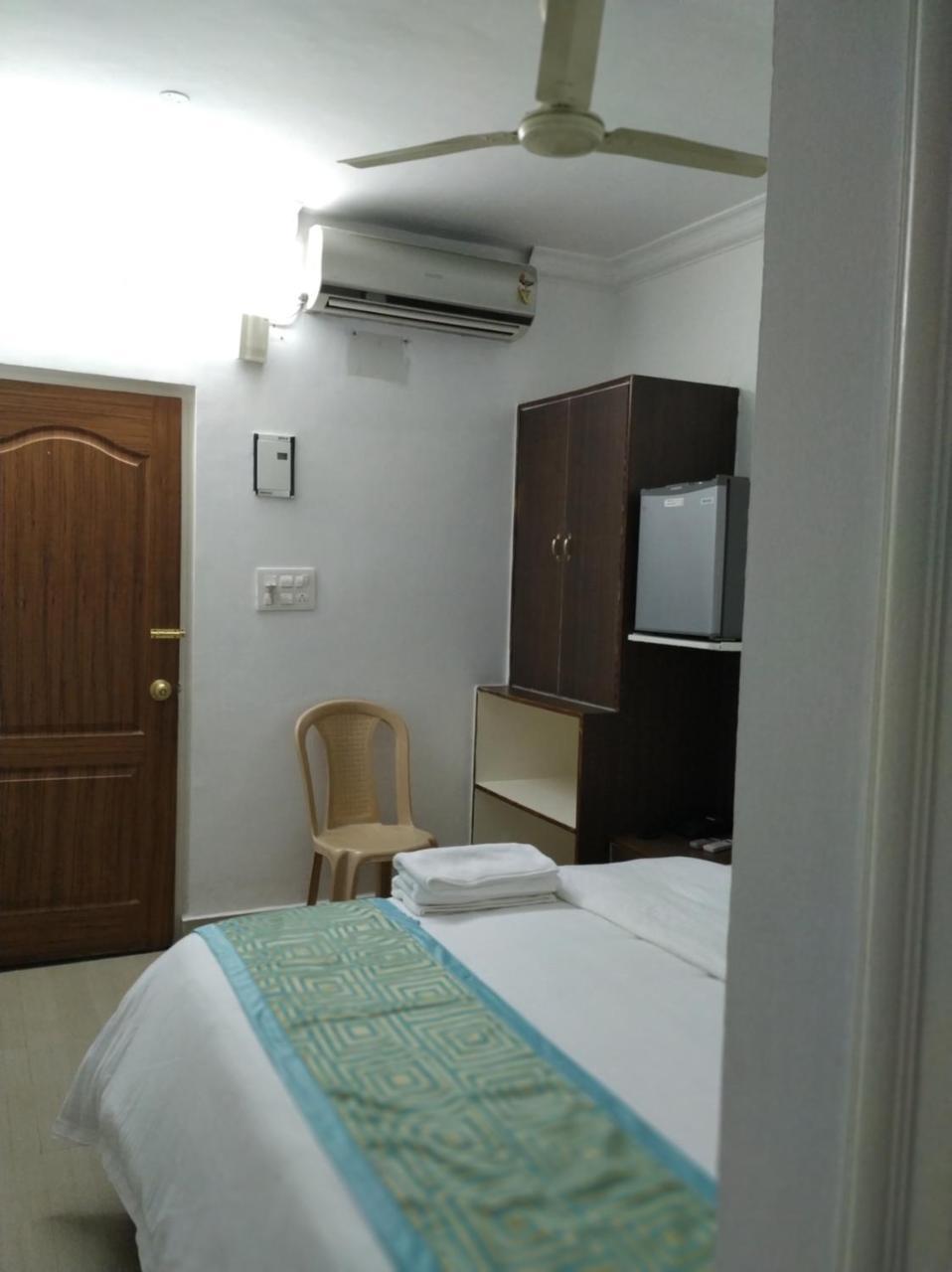 Aum Hotel Puttaparthi Exteriör bild